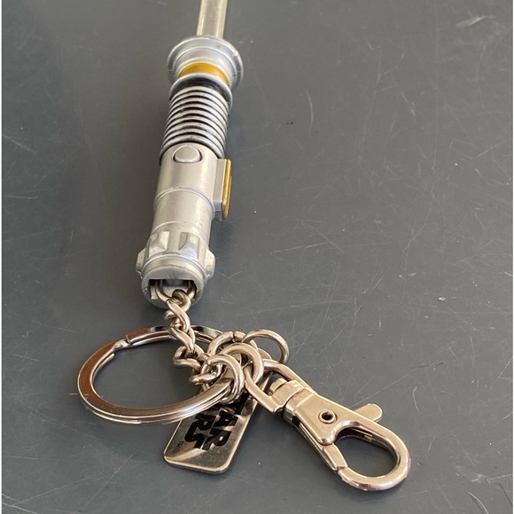 Disney Parks Star Wars Luke Skywalker Light-Up Lightsaber Green Keychain - Picture 5 of 5